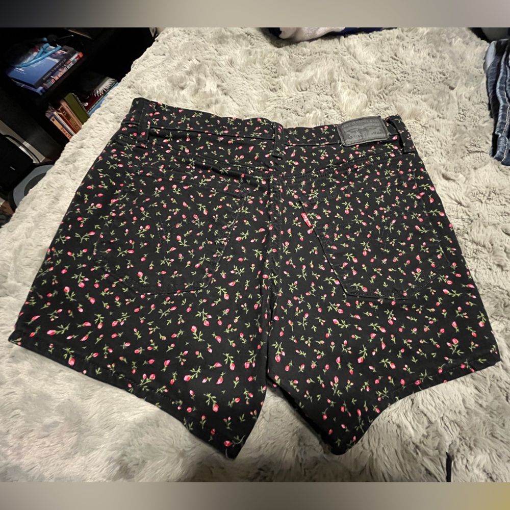 Levi’s Floral Black Shorts - Picture 2 of 7